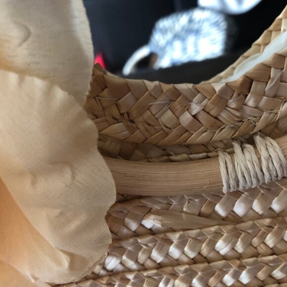 Women's Straw Handbag With Flower Detail - Picture 2 of 7